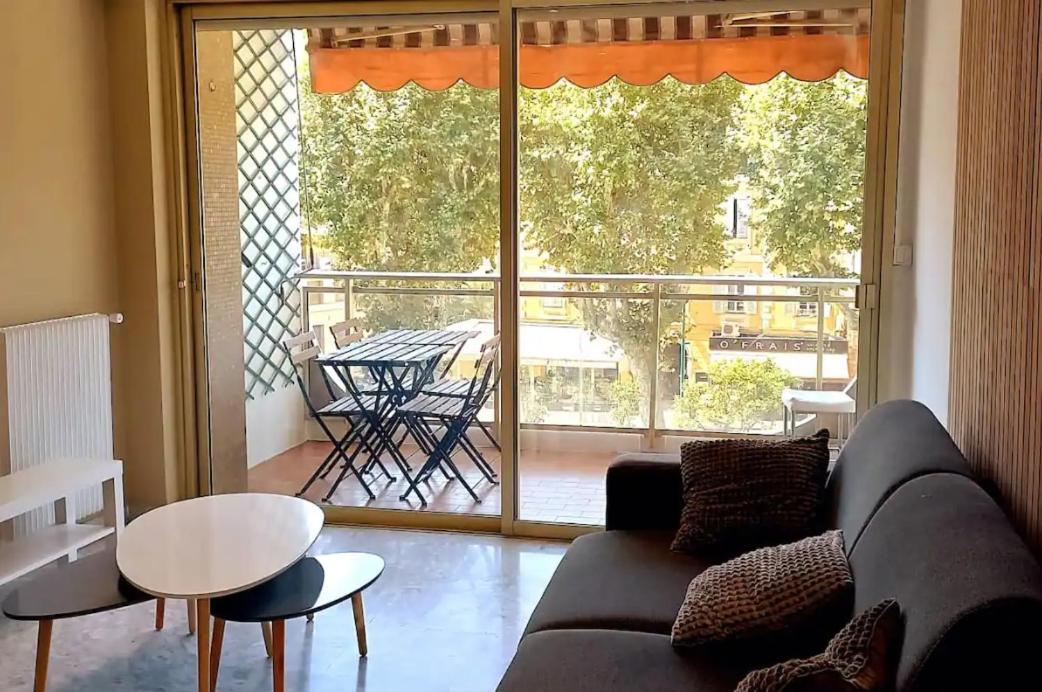 Appartement Le Regency, Appartement Familial Au Coeur Du Centre-Ville, Des Celebres Jardins Bioves, Et Seulement A 1 Minute A Pied De La Plage