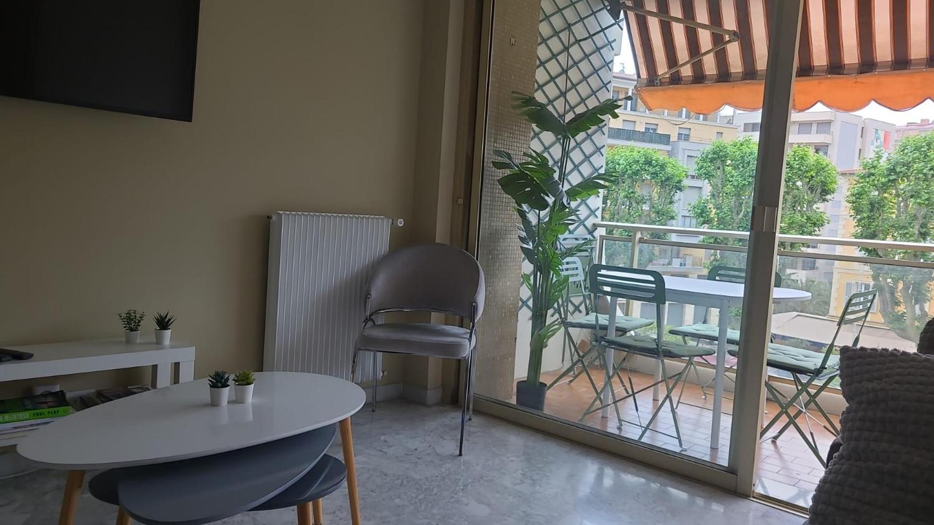 Appartement Le Regency, Appartement Familial Au Coeur Du Centre-Ville, Des Celebres Jardins Bioves, Et Seulement A 1 Minute A Pied De La Plage *